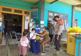 Babinsa Koramil Kahayan Hulu Utara Kawal Vaksinasi Di Puskesmas Tumbang Marikoi