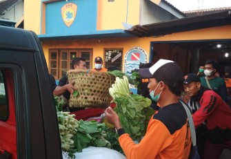 Bantu Warga Isoman, SAR Kabupaten Karanganyar dan Relawan Distribusikan Sumbangan Sayur Mayur dan 220 Paket Sembako