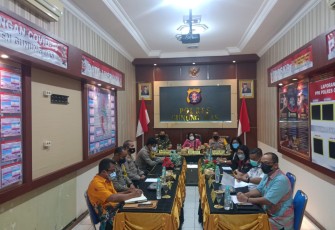 Dandim 1016 Palangka Raya, Kolonel Inf Rofiq Yusuf, S.Sos melalui Pabung Kab. Gumas Mayor Inf Idham Khalid mengikuti Rapat Koordinasi (Rakor) Lintas Sektoral Tingkat Menteri dalam rangka mengantisipasi lonjakan covid-19 menjelang Hari Raya Natal dan Tahun Baru 2022, serta percepatan vaksinasi, bertempat di Aula Polres Gunung Mas