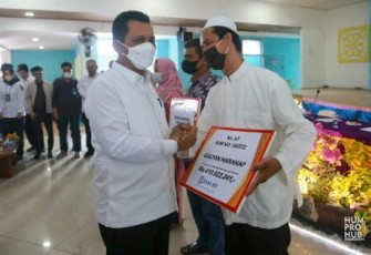 Gubernur Kepri Serahkan Secara Simbolis Pembayaran Ganti Rugi Lahan Warga