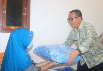 Dibantu Program HD Bersalin, Pasangan Ini juga Dapat Bingkisan Kado Dari Kominfo