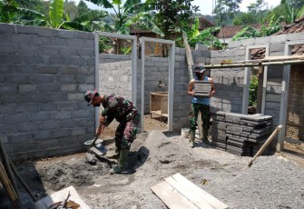Gara-gara Satgas TMMD 112 Kodim 0818 Adonan Campuran dan Tumpukan Batako Ludes Dengan Sekejap