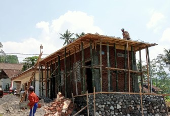 Pengerjaan MCK Mulai Tahap Persiapan Pengecoran Atap