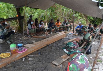 Satgas TMMD Ke 112 Gelar Selamatan Menjelang Pemasangan Atap Pos Kamling