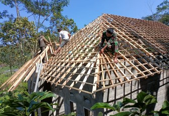 Satgas TMMD 112 Cerkatan Rangkai Atap Rutilahu 