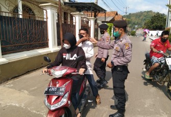  Polsek Cingambul Polres Majalengka melakukan Ops Yustisi mengimbau warga masyarakat dan berikan Makser Gratis 