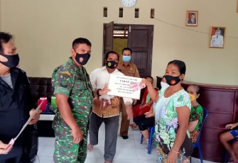 Babinsa Koramil Kahut Dampingi Penyaluran BLT DD di Desa Dandang