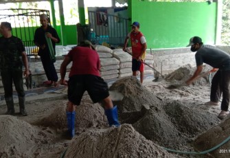 TNI dan Warga Desa Kampuri Gotong Royong Pasang Lantai Masjid Al Ikhlas