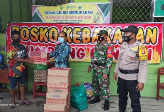 Babinsa Tanjung Pinang Dampingi Distribusi Sembako Korban Kebakaran di Tumbang Rungan