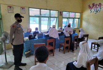 Bhabinkamtibmas Polsek Sindangwangi Pantau Pelaksanaan Vaksinasi Covid-19 Dan Berikan Rasa Aman