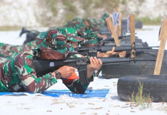 Asah Kemampuan Prajurit, Dandim 1016 Palangka Raya Pimpin Latihan Menembak