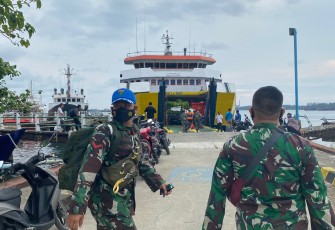 Peraiapam prajurit TNI Kodim 0423 Bengkulu Utara menuju Pulau Enggano di Pelabuhan Pulau Bai Bengkuli