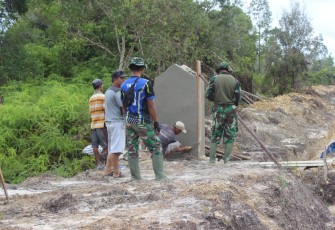 Sasaran Jalan Tuntas, Personel TMMD Bangun Tugu