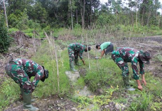 Personel TMMD Bantu Bersihkan Kebun Warga di Kampuri