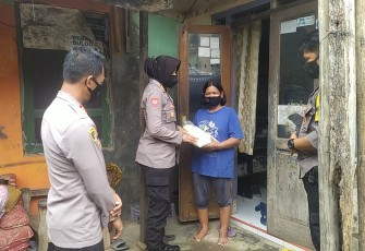 Kapolsek Cigasong- Polres Majalengka, Salurkan Bansos Untuk Warga Masyarakat Yang Terdampak Covid -19 Di Kelurahan Tajur