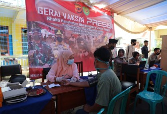 Sinergitas TNI-Polri Gelar Gerai Vaksin Presisi di Pesantren Al-Urwatul Wustha di Kecamatan Mangkubumi 