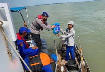 Ditengah perpanjangan PPKM, Satpolairud Polres Karimun Gencar Salurkan Sembako