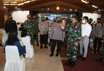 Panglima TNI Marsekal Hadi Tjahjanto bersama Kapolri Jenderal Polisi Listyo Sigit Prabowo