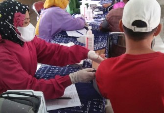 Pelaksanaan Vaksinasi Covid-19 di Desa Kwarasan
