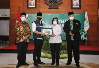 Bupati Trenggalek, Mochamad Nur Arifin serahkan Piagam Penobatan Unit Pengumpul Zakat ( UPZ ) terbaik kategori Organisasi Perangkat Daerah (OPD) dalam BAZNAS Award Kabupaten Trenggalek tahun 2021, di Pendapa Manggala Praja Nugraha, Rabu (15/12), diterima Pejabat (Pj) Setda Kabupaten Trenggalek, Anik Suwarni