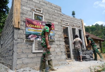 Terik Matahari Tidak Sulutkan Semangat Satgas TMMD dan Warga