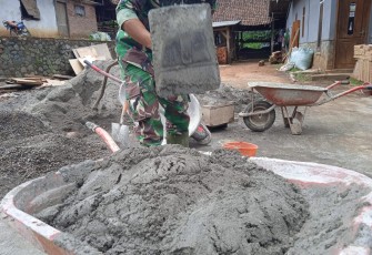 Adonan Campuran Satgas TMMD yang Mantep dan Hebat