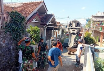 Penantian Adukan Cor Semen TMMD 112