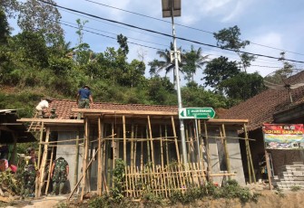 Lihainya Satgas TMMD Dalam Pemasangan Kerangka Atap di RTLH