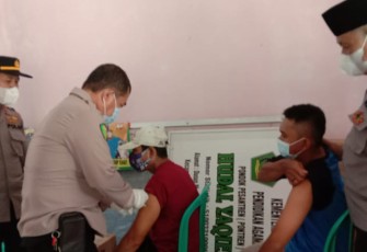Personil Sat Binmas Tinjau Vaksinasi di Ponpes Hudal Yaqien yang Digelar Polres Majalengka