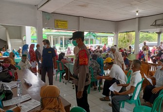 Anggota Patroli Polsek Sumberjaya Monitoring Vaksinasi di Puskesmas