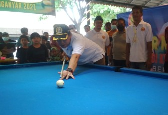 Ketua DPRD Kabupaten Karanganyar Bagus Selo membuka Turnamen Biliar Handicap 4 Plus Peringatan Hari Jadi ke-70 Tahun DPRD Karanganyar.