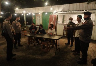 Kapolsek Pegandon bersama anggotanya pantau kedisiplinan Prokes di wilayah hukumnya, Selasa Malam 2/11/2021
