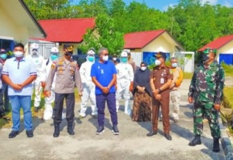Dandim 0315/Bintan bersama FKPD Bintan Ikut Tinjau Pelaksanaan Vaksinasi dan Pembagian Beras PKH dan BST di Kabupaten Bintan .