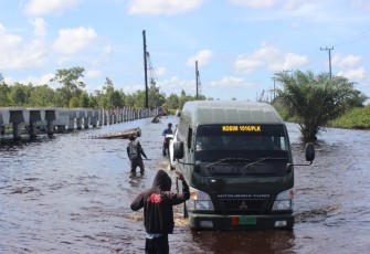 Satgas TMMD Ke-112 Kodim 1016/Palangka Raya Lintasi Daerah Banjir Bukit Rawi