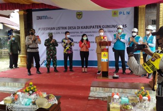 Danramil 1016-04/Manuhing Letda Caj Suwarno menghadiri peresmian listrik desa pada 4 desa wilayah binaanya di Kabupaten Gunung Mas, Kalimantan Tengah, Selasa 24 Agustus 2021.