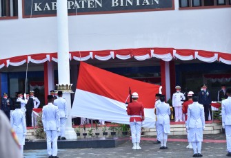 Wakil Bupati Bintan Bertindak Sebagai Inspektur Upacara Pada Peringatan HUT Ke 76 RI