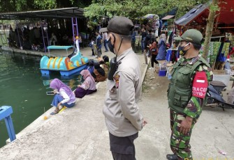 Bhabinkamtibmas Polsek Sukahaji Bersama Babinsa Awasi Penegakan Protkes di Tempat Wisata