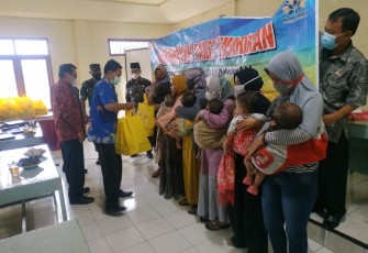 penyerahan bantuan kepada keluarga penderita stunting di Kecamatan Sukorejo, Rabu (15/12/2021).