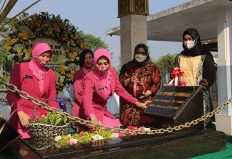 Peringati HKGB ke 69, Bhayangkari Cabang Tulungagung Ziarah ke TMP dan Makam Ketua PB Bhayangkari Pertama