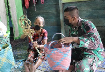 Nenek Tian Ajarkan Seni Kerajinan Lokal Kepada Personel Satgas TMMD