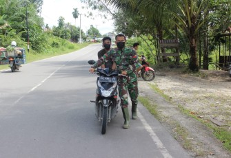 Aksi TNI Satgas TMMD Bantu Dorong Motor Warga Kampuri Yang Mogok di Tengah Jalan