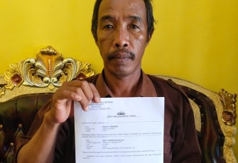 SJ. Mantan Kepala Desa Kemang Manis Memperlihatkan Surat Laporan atas tindak pindana 263 KUHP