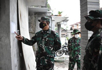 Dandim 0818 Letkol Inf Yusub Dody Sandra selaku Dansatgas TMMD 112 memberikan arahan dan motivasi kepada anggota Satgas