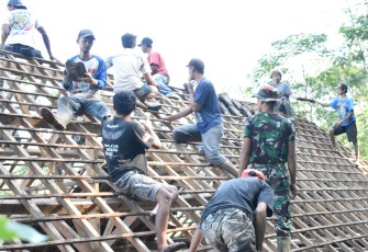 Pak TNI Bersama Warga Bantu Turunkan Genteng 