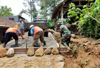 Satgas TNI Geber Selesaikan Rabat Beton