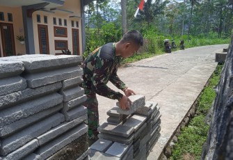 Angkat Material Batako Juga Dilakoni Satgas TMMD
