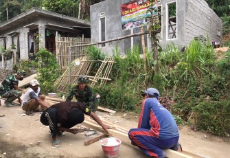 Kerangka Kayu Diperhalus Satgas TMMD 112 Kodim 0818