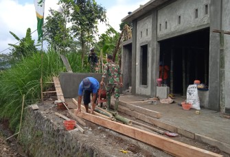 Balok Kayu Untuk Pembangunan Mushola Al-Ikhlas
