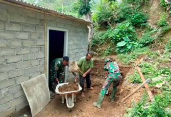 Satgas TMMD Bantu Pak Sunyoto Angkut Tanah Timbun Untuk Rumahnya