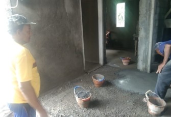 Antrian Ember Kuning Untuk Pemlasteran Lantai Rumah Kasiono